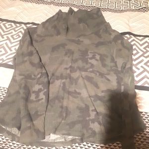 Long sleeve crowl neck shirt